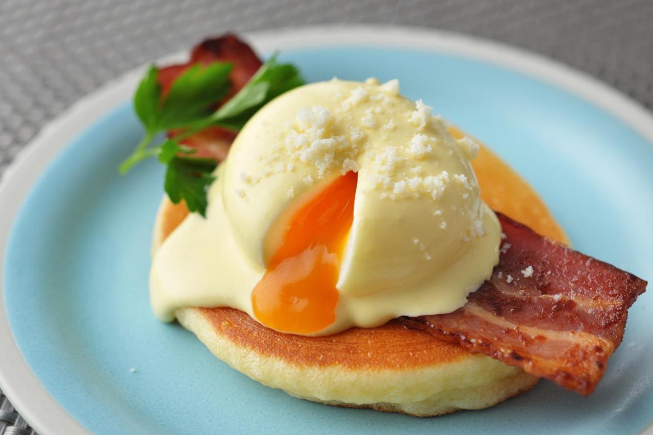 Omo Kansai Airport By Hoshino Resorts 이즈미-사노 외부 사진 A poached egg on a muffin with bacon