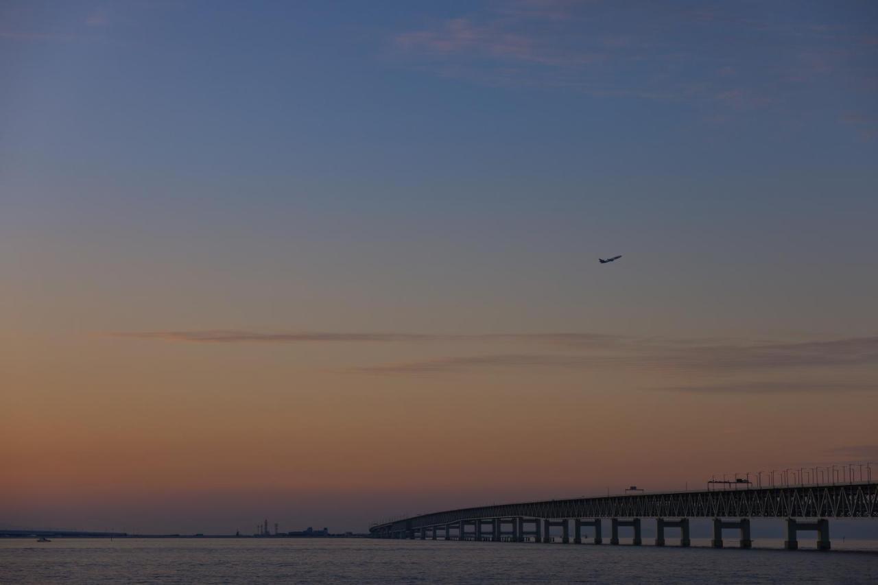 Omo Kansai Airport By Hoshino Resorts 이즈미-사노 외부 사진 The Chesapeake Bay Bridge at sunset