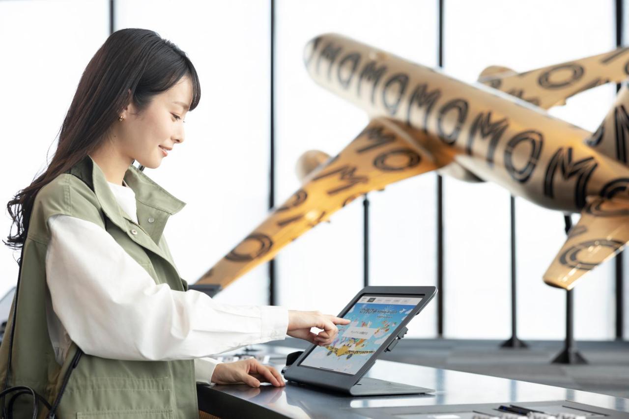 Omo Kansai Airport By Hoshino Resorts 이즈미-사노 외부 사진 A woman using a POS terminal