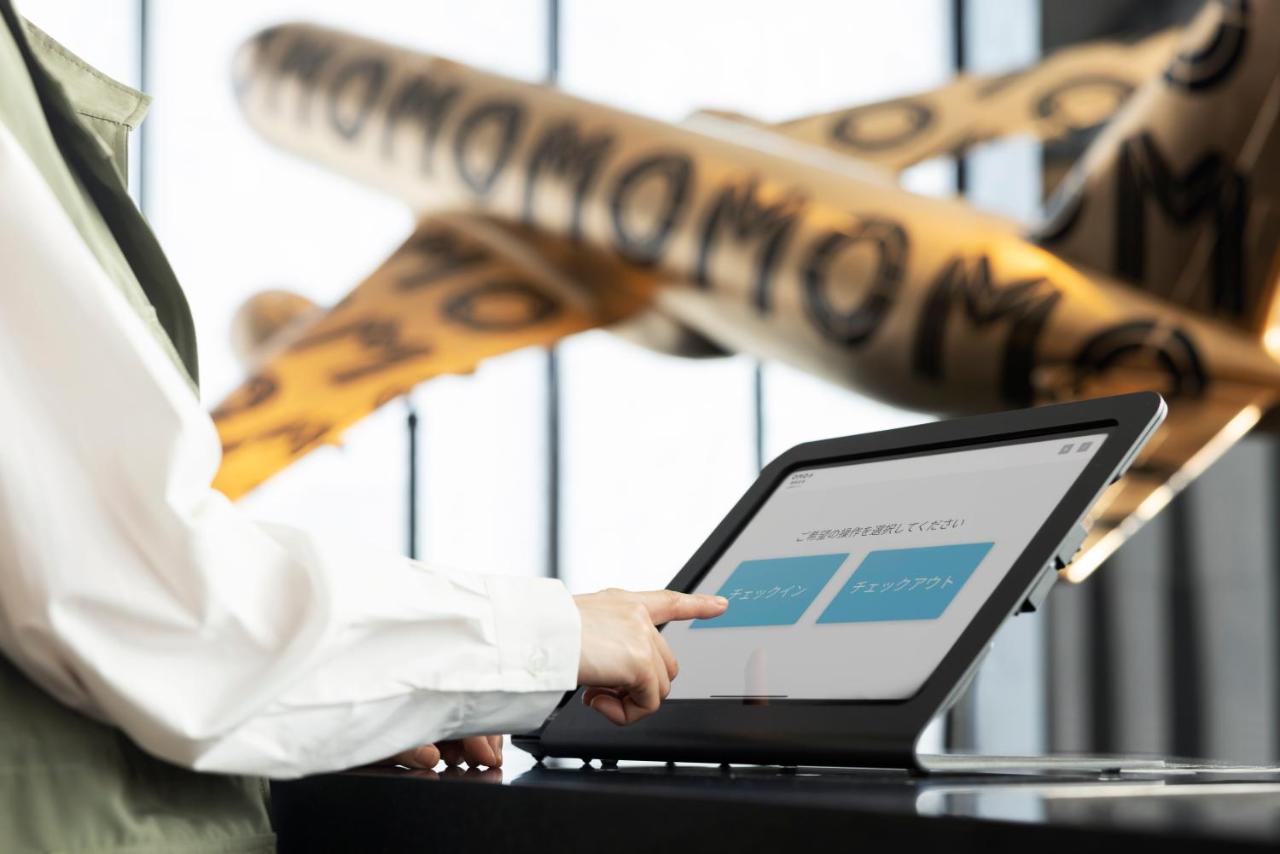 Omo Kansai Airport By Hoshino Resorts 이즈미-사노 외부 사진 A person using a touchscreen