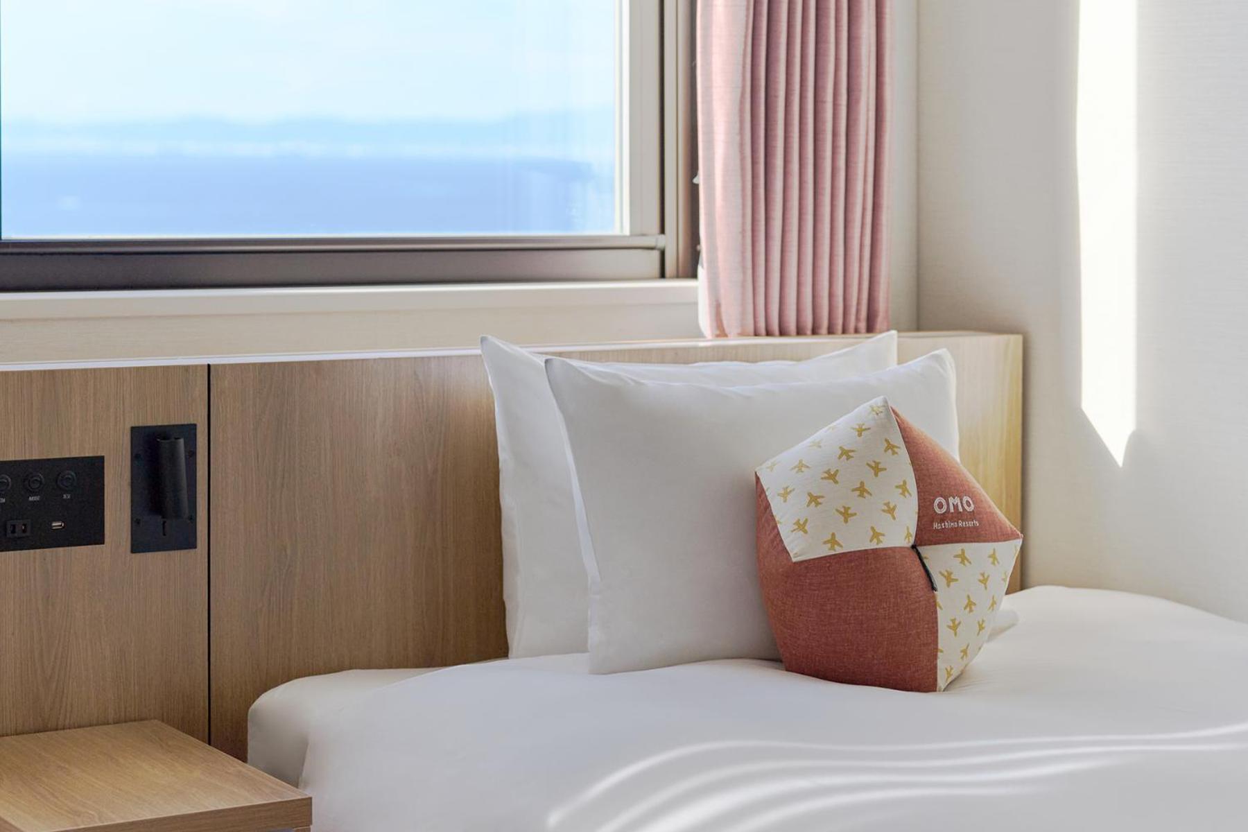 Omo Kansai Airport By Hoshino Resorts 이즈미-사노 외부 사진 A bed with a pillow