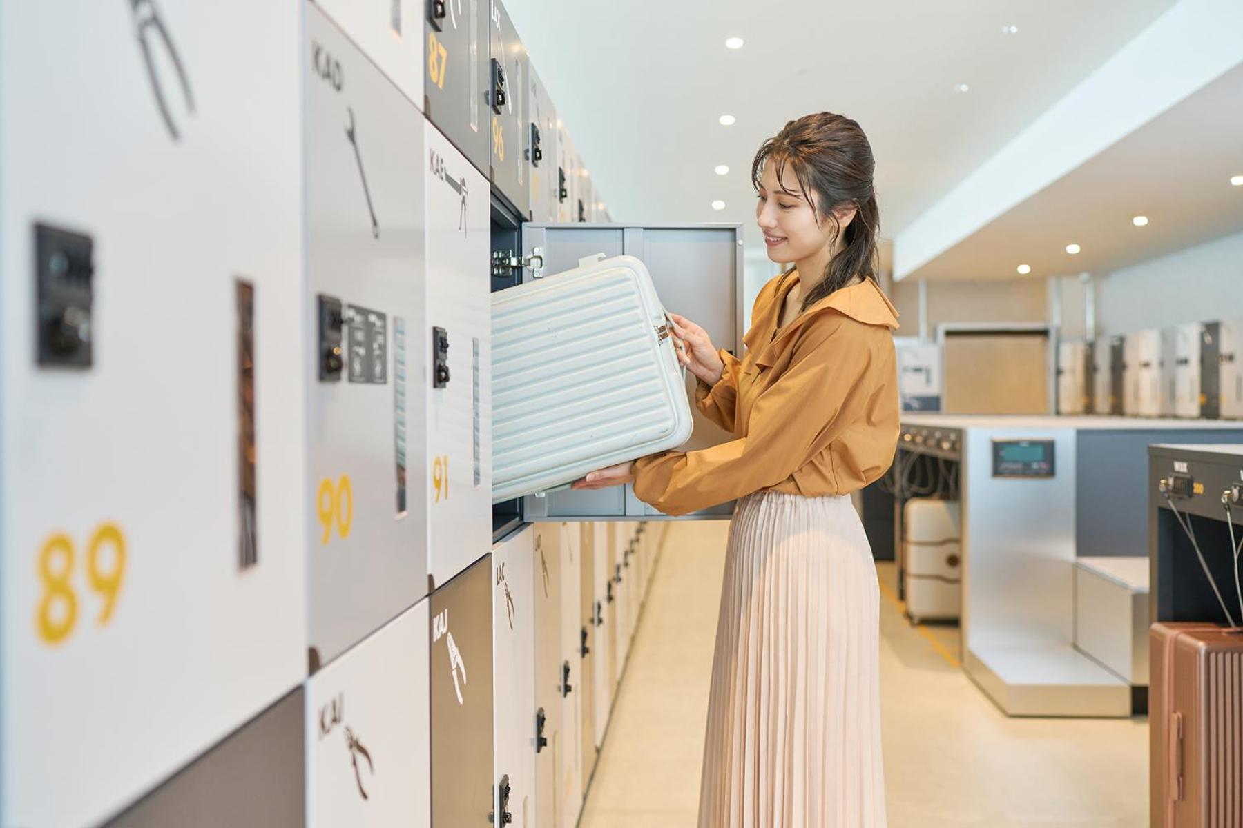 Omo Kansai Airport By Hoshino Resorts 이즈미-사노 외부 사진 A woman using a locker